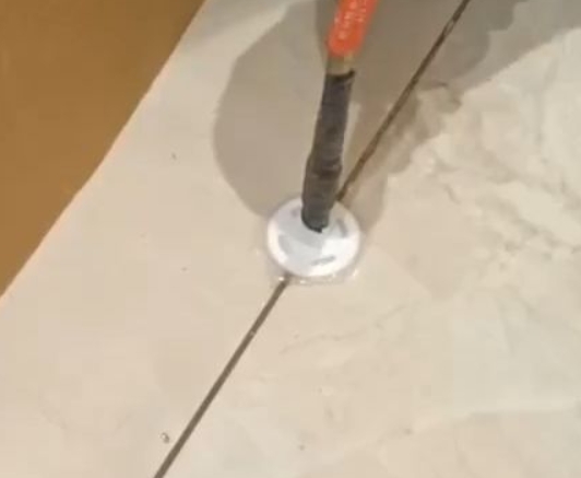 河东瓷砖空鼓维修公司专业解答瓷砖在铺贴过程中，如果没有涂抹均匀到位的粘结材料（如水泥砂浆或瓷砖胶），可能会导致以下问题