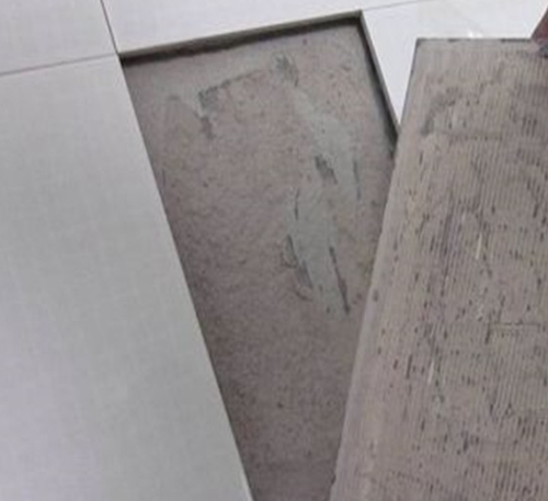 河东瓷砖空鼓维修公司分享瓷砖铺贴时如果打浆（即涂抹在瓷砖背面和基层上的砂浆或瓷砖胶）过少，会带来以下问题